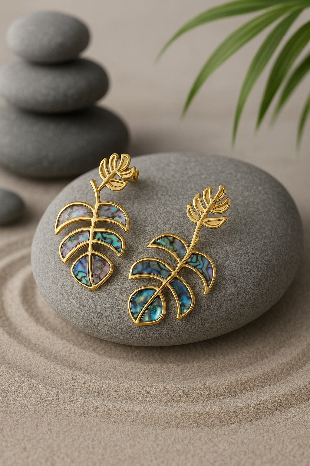 Boucles d’oreilles feuille tropicale dorée nacre irisée